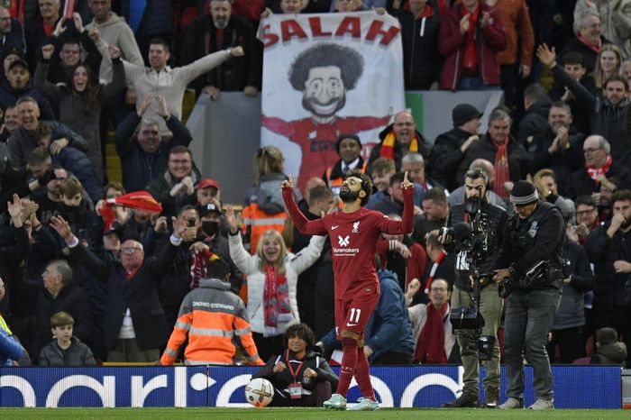 Selebrasi Mohamed Salah usai cetak gol dalam duel Liverpool vs Manchester City di Liga Inggris di Anfield (16/10/2022).
