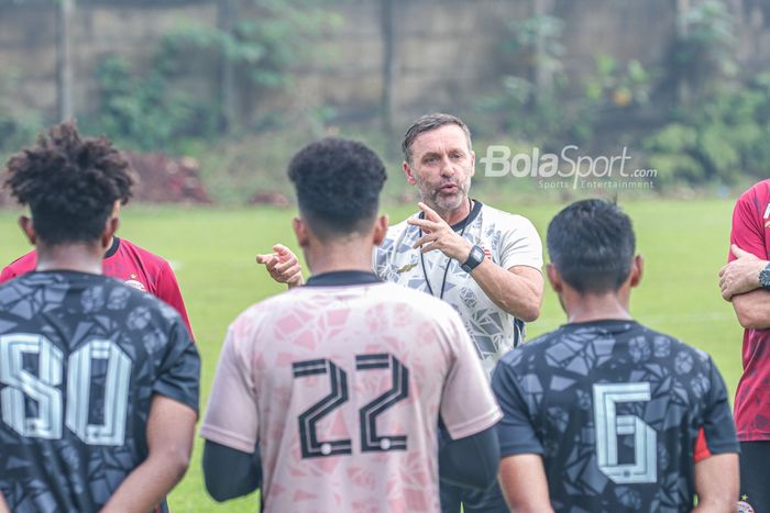 Pelatih Persija Jakarta, Thomas Doll, tampak sedang memberikan intruksi kepada para pemainnya saat berlatih di Lapangan Nirwana Park, Sawangan,  Jawa Barat, 20 Oktober 2022.