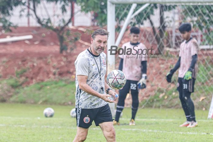 Pelatih Persija Jakarta, Thomas Doll, tampak sedang memantau para pemainnya berlatih di Lapangan Nirwana Park, Sawangan,  Jawa Barat, 20 Oktober 2022.