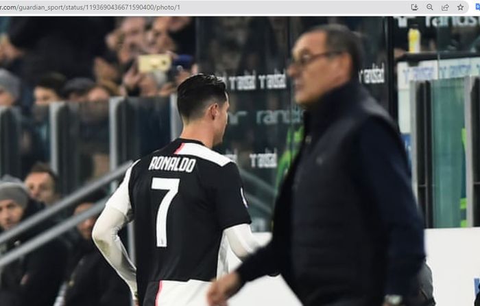 Momen Cristiano Ronaldo meninggalkan stadion lebih dulu usai diganti oleh Maurizio Sarri dalam laga Juventus vs AC Milan di Stadion Allianz.