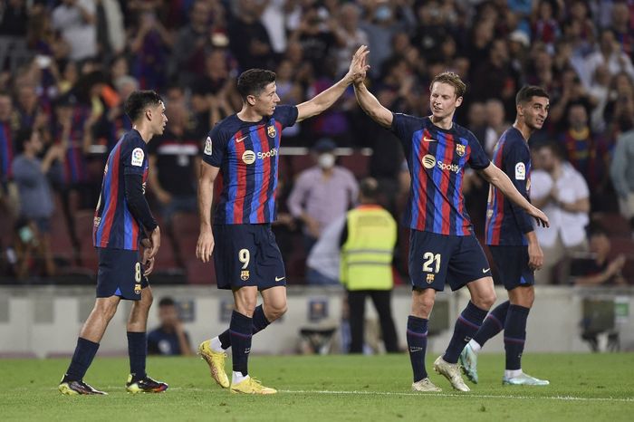 Striker Barcelona, Robert Lewandowski, merayakan gol ke gawang Villarreal dalam laga Liga Spanyol di Stadion Camp Nou, Kamis (20/10/2022).