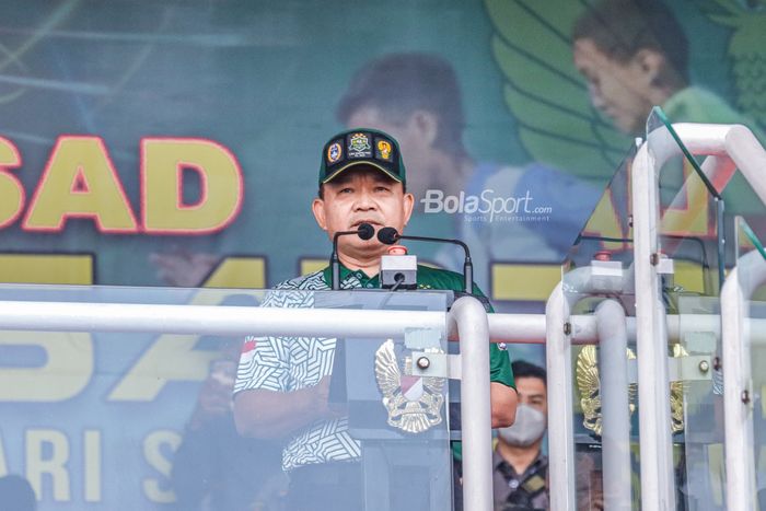 Kepala Staf Angkatan Darat (KSAD) Jenderal TNI Dudung Abdurachman, sedang memberikan sambutan saat menonton laga final Liga Santri 2022 di Stadion Madya, Senayan, Jakarta, 22 Oktober 2022.