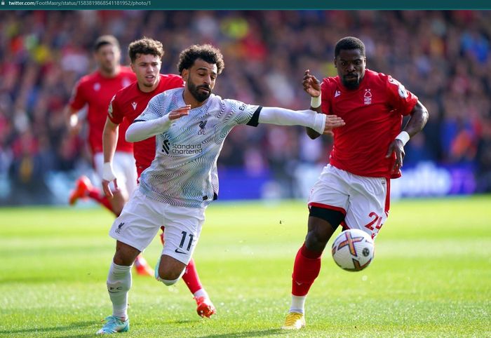 Momen Mohamed Salah beradu dengan Serge Aurier ketika Liverpool bentrok dengan Nottingham Forest dalam lanjutan Liga Inggris 2022-2023.