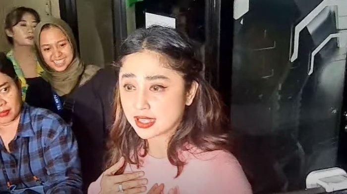 Dewi Perssik mengaku diserang oleh penggemar Lesti Kejora dan Rizky Billar atau Leslar Lovers