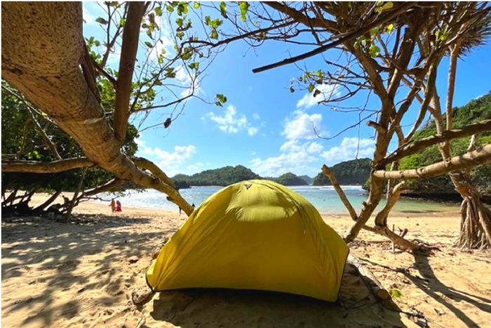 Pantai Teluk Asmara.