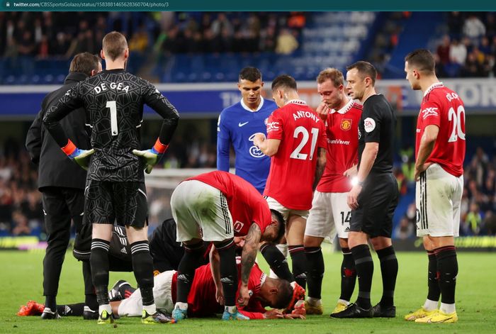 Momen Raphael Varane harus mendapatkan bantuan tim medis Manchester United usai merintih kesakitan akibat cedera.