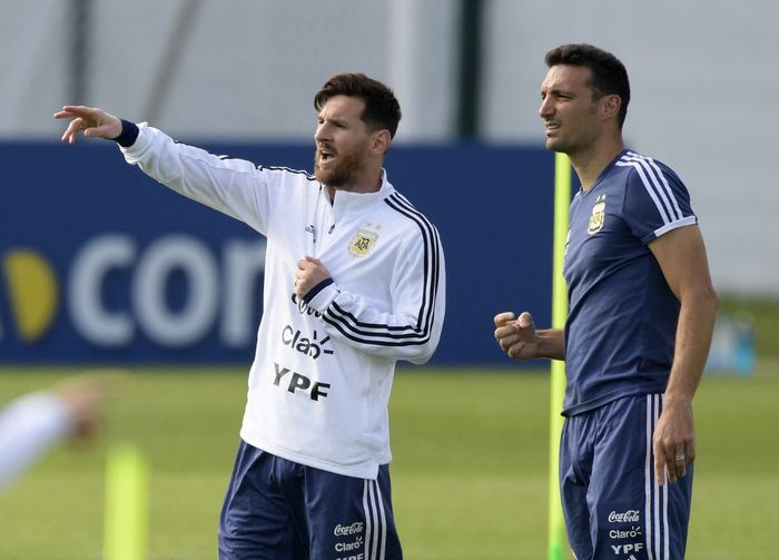 Lionel Messi berbicara dengan pelatih timnas Argentina, Lionel Scaloni, dalam sesi latihan di Moscow, Rusia, 11 Juni 2018.
