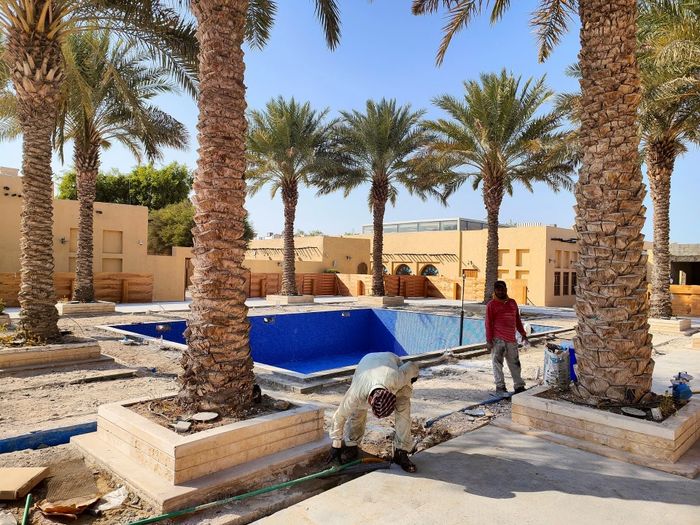 Kolam renang di Hotel Souq Al Wakra masih dalam proses pembangunan setelah ada permintaan mendesak dari FIFA.