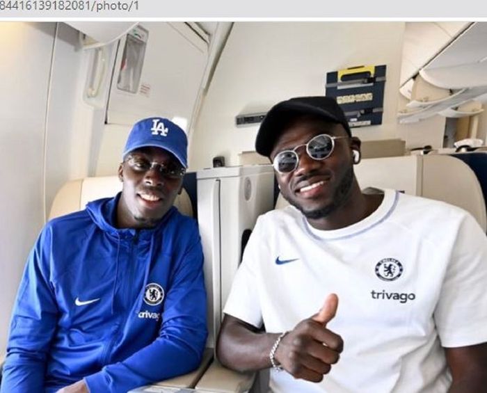 Edouard Mendy (kiri) berfoto bersama Kalidou Koulibaly mengenakan seragam Chelsea. Dua pemain itu kini sama-sama pindah ke Arab Saudi.