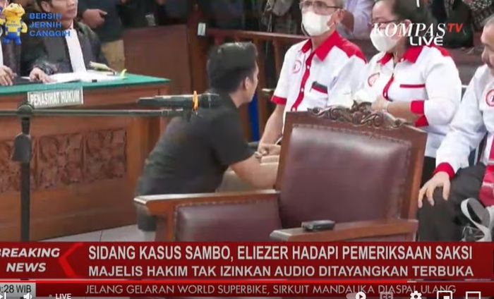 Bharada E bersimpuh dan mencium tangan orang  tua Brigadir J.