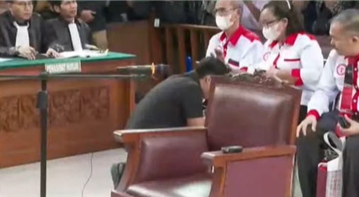 Orang tua Brigadir J mengelus kepala Bharada E.