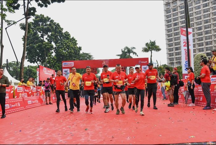Menteri Pariwisata RI, Sandiaga Uno, mengikuti lomba lari ramah lingkungan bertajuk Alfamart Run 2022