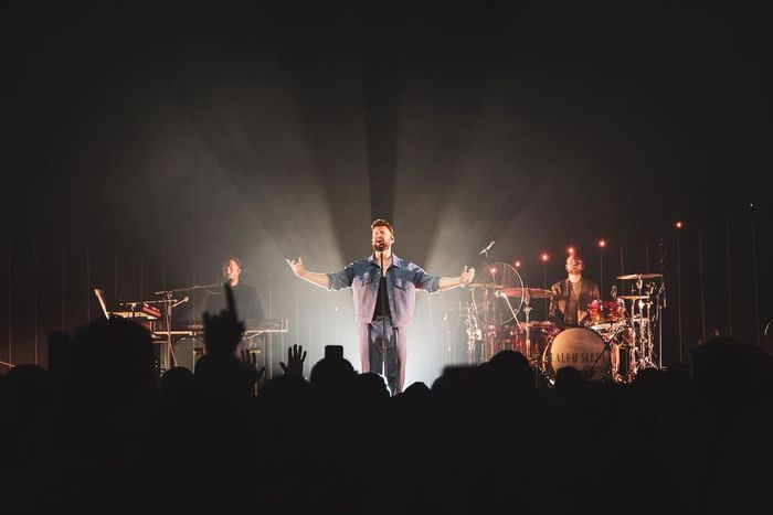 Calum Scott Hampir Nangis Nyanyikan Lagu You Are The Reason di Jakarta