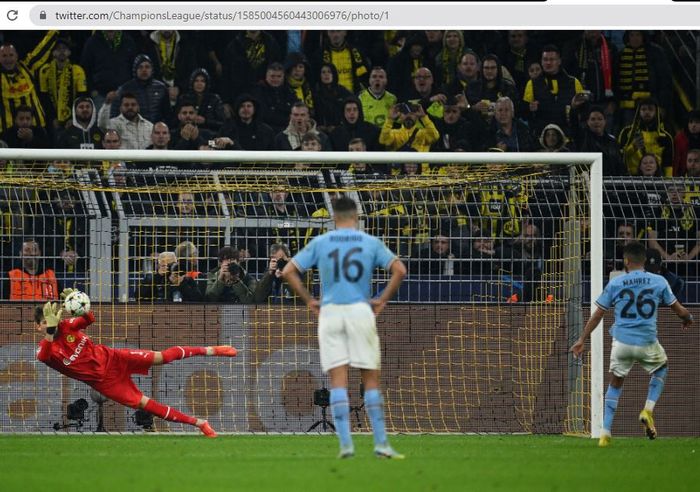 Kiper Borussia Dortmund, Gregor Kobel, berhasil menggagalkan tendangan penalti Riyad Mahrez dalam pertandingan melawan Manchester City pada matchday 5 babak penyisihan Grup G Liga Champions 2022-2023 di BVB Stadion Dortmund, Selasa (25/10/2022).