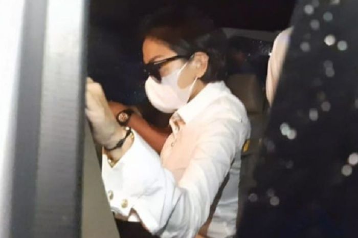 Nikita Mirzani saat akan ditahan.