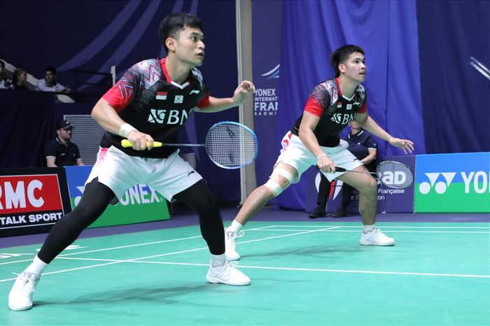 Pasangan ganda putra Indonesia, Leo Rolly Carnando/Daniel Marthin, pada babak kedua French Open 2022 di Stade Pierre de Coubertin, Paris, Prancis, Kamis (27/10/2022).