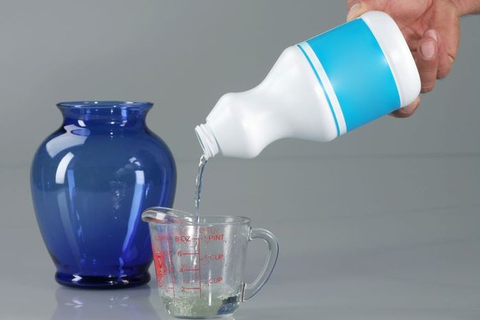 menggunakan pemutih untuk mencuci bantal yang menguning