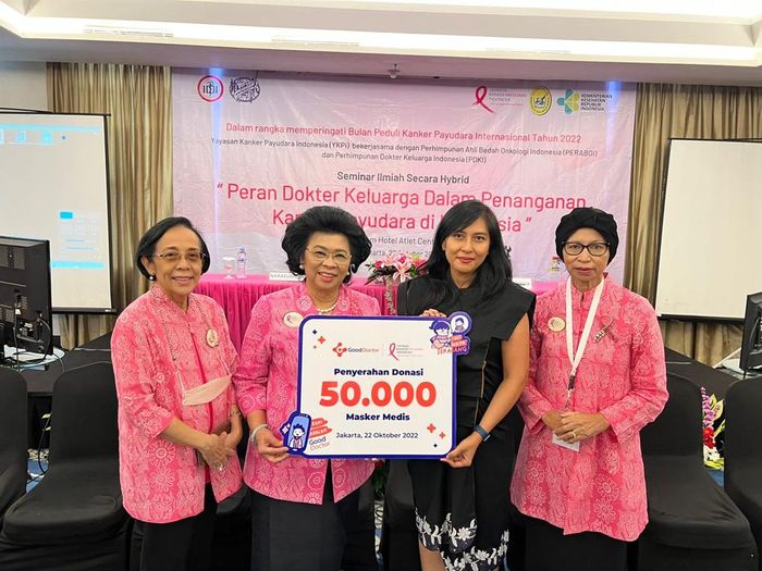 Puluhan ribu masker yang didonasikan oleh Good Doctor untuk orang dengan kanker payudara dan penyintas.