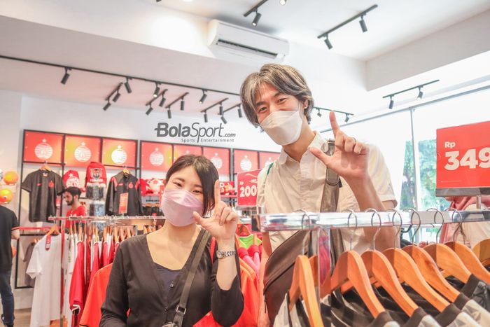 Warga negara Jepang bernama Momota (kanan) serta istrinya saat sedang berkunjung ke Persija Official Store, Jakarta, 30 Oktober 2022.