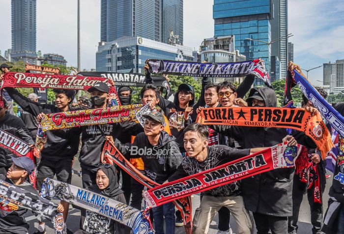 Sejumlah suporter dari klub Liga Indonesia seperti The Jakmania, Viking hingga Aremania tampak berfoto bersama di Kawasan Car Free Day, Jakarta, 30 Oktober 2022.