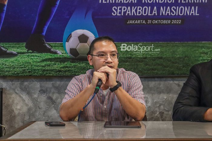 Founder Football Institute, Budi Setiawan, saat memberikan keterangan kepada awak media di Kopi Lobi, Senopati, Jakarta, 31 Oktober 2022.