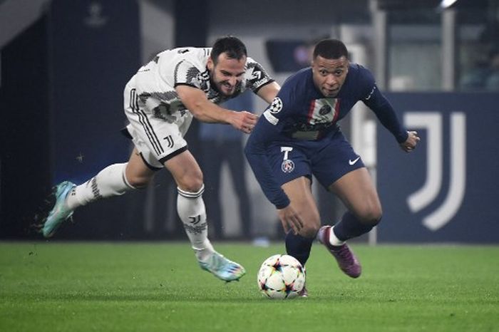 Striker Paris Saint-Germain, Kylian Mbappe, berduel dengan Federico Gatti sebelum mencetak gol ke gawang Juventus pada Matchday 6 Grup H Liga Champions 2022-2023, Rabu (2/11/2022).