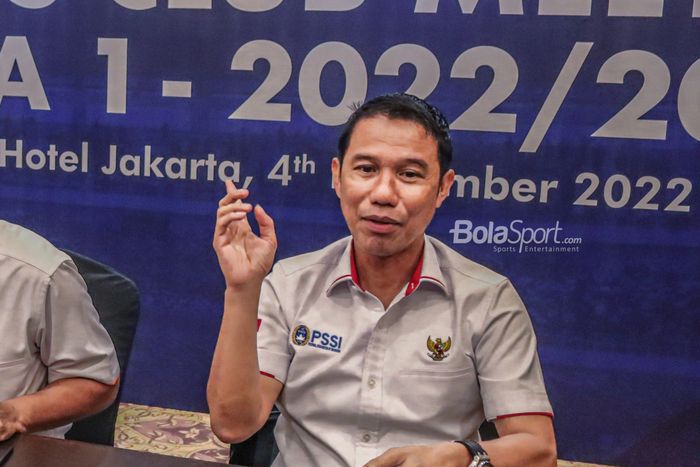 Sekretaris Jendral PSSI, Yunus Nusi, saat memberikan keterangan dalam sesi jumpa pers di Hotel Sultan, Senayan, Jakarta, 4 November 2022.
