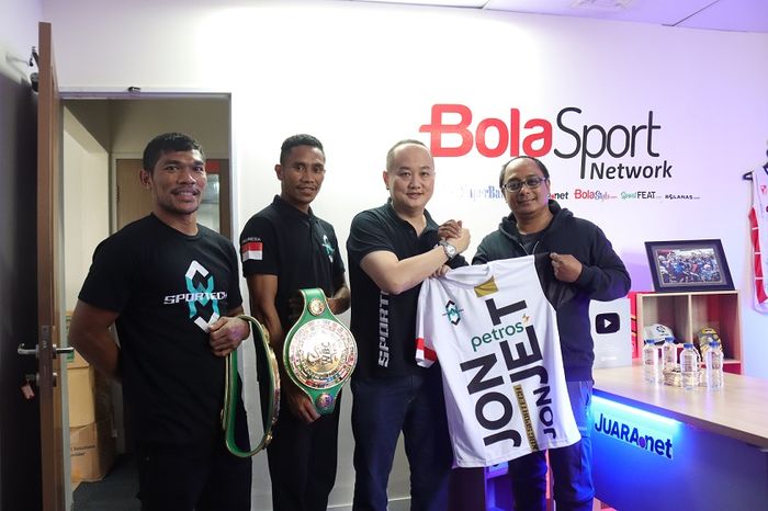 Dua petinju juara  WBC Asia Continental, Hebi Marapu (kiri) dan Jon Jon Jet (kanan) bersama CEO XBC Sportech, Urgyen Rinchen Sim, saat berkunjung ke kantor Bolasport.com di Jakarta, Kamis (3/11/2022).