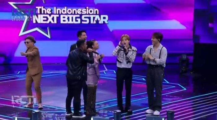 Jay iKON menyanyikan 'Love Scenario' dengan cengkok dangdut