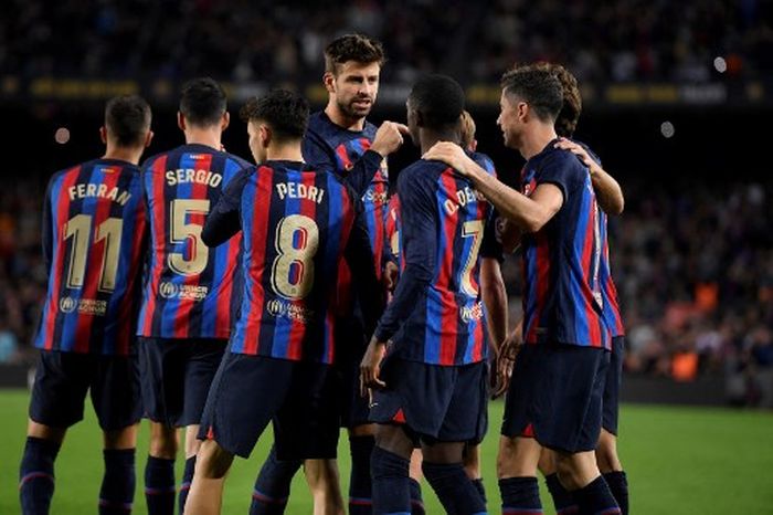 Para pemain Barcelona merayakan gol yang dicetak Ousmane Dembele ke gawang Almeria pada partai pekan ke-13 Liga Spanyol 2022-2023, Sabtu (5/11/2022.