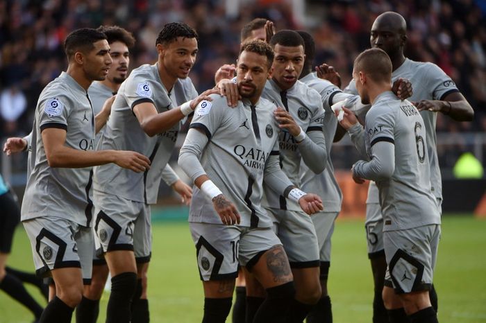 Para pemain Paris Saint-Germain merayakan gol Neymar dalam laga Liga Prancis kontra Lorient di Stadion Le Moustoir, Minggu (6/11/2022).