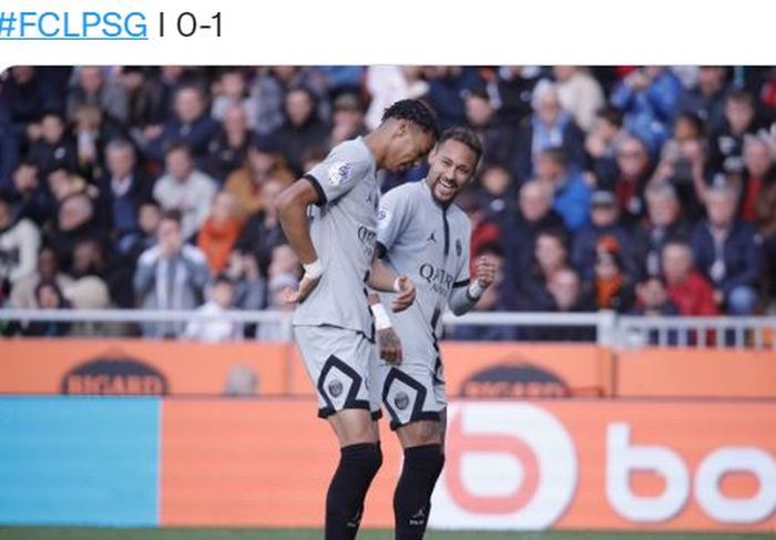 Striker Paris Saint-Germain, Neymar, merayakan gol ke gawang Lorient bareng Hugo Ekitike dalam laga Liga Prancis di Stadion Le Moustoir, Minggu (6/11/2022).