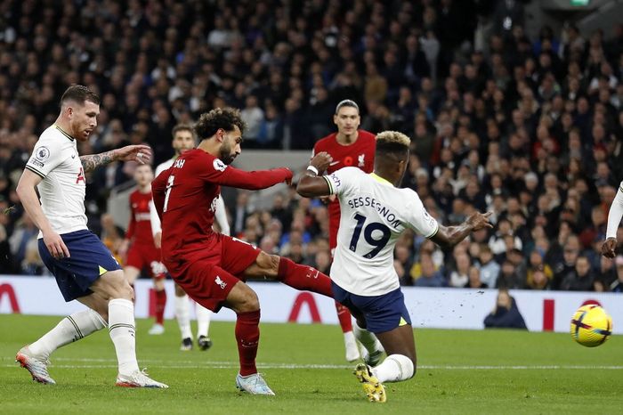 Momen proses terjadinya gol winger Liverpool, Mohamed Salah, ke gawang Tottenham Hotspur pada partai pekan ke-15 Liga Inggris 2022-2023, Minggu (6/11/2022).