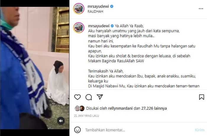 Ayu Dewi berdoa di Raudhah kala beribadah di Tanah Suci