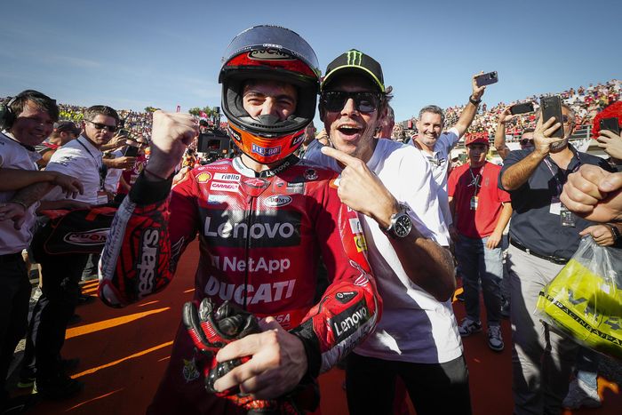 Pembalap Ducati Lenovo, Francesco Bagnaia, merayakan gelar juara MotoGP 2022 bersama mentornya di Akademi Pembalap VR46, Valentino Rossi, setelah balapan GP Valencia di Sirkuit Ricardo Tormo, Spanyol, 6 November 2022.