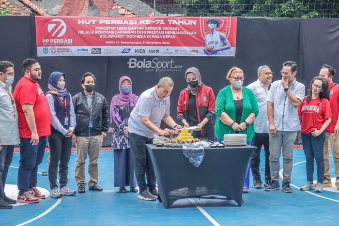 Perbasi merayakan Hari Ulang Tahun ke-71 dengan acara potong tumpeng di SMP 74 Jakarta, 8 November 2022.