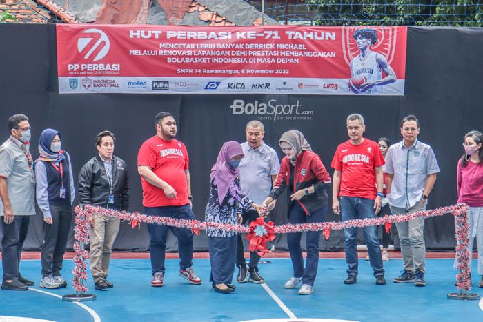 Kepala Sekolah SMP 74 Jakarta, Enny Mulyani (kiri) dan Sekretaris Jendral Perbasi, Nirmala Dewi (kanan), tampak akan menggunting pita sebagai simbolis pembukaan lapangan basket baru yang dibangun Perbasi di SMP 74 Jakarta.