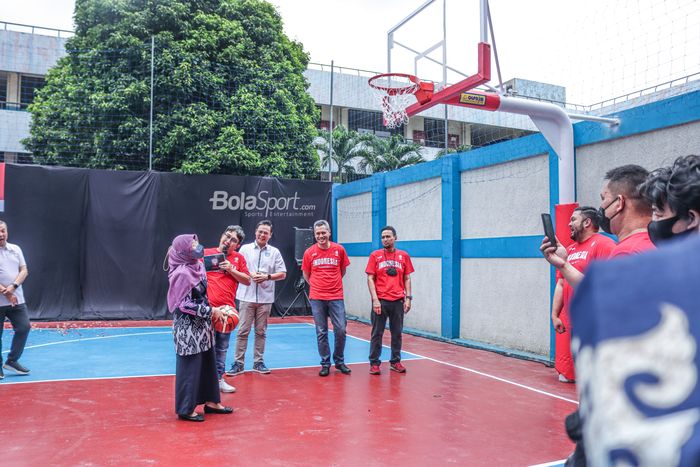 Kepala Sekolah SMP 74 Jakarta, Enny Mulyani, tampak akan menjajal lapangan basket yang dibangun Perbasi pada 8 November 2022.