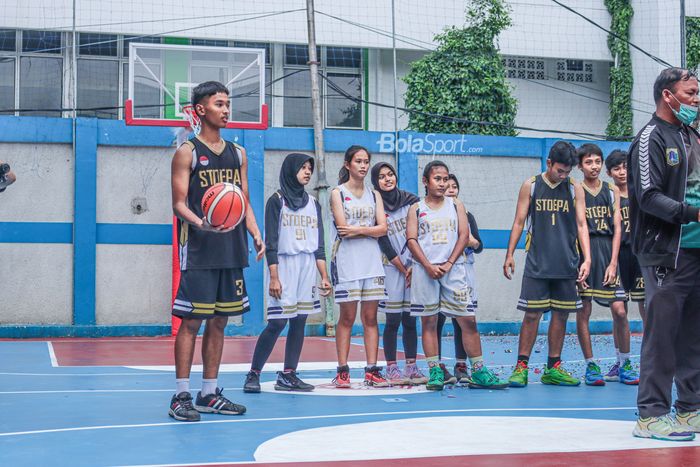 Sejumlah siswa dan siswi SMP 74 Jakarta tampak sedang menunggu untuk mencicipi lapangan baru yang dibangun Perbasi.