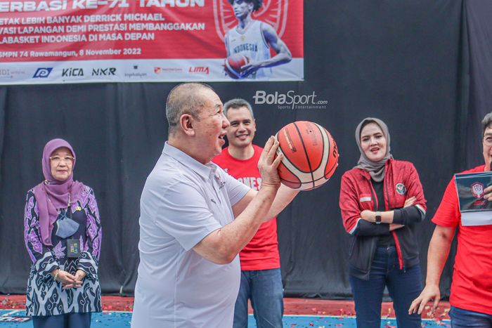 Ketua Perbasi, Danny Kosasih, tampak sedang ikut bermain fun game basket dalam acara Hari Ulang Tahun Perbasi di SMP 74 Jakarta, 8 November 2022.