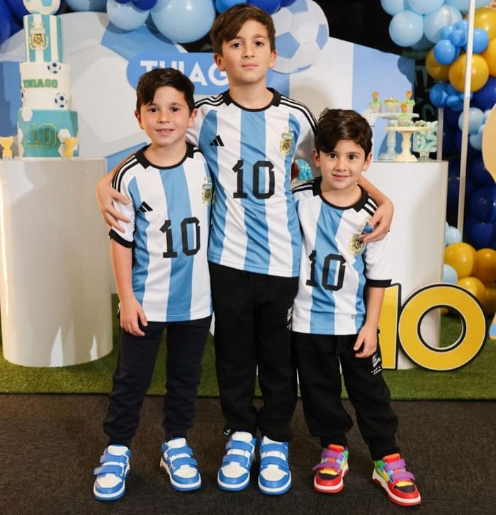 Tiga putra Lionel Messi dan Antonela Roccuzzo, Thiago (tengah, 10 tahun), Matheo (kiri, 7), dan Ciro (kanan, 4) dalam acara ulang tahun putra tertuanya pada 2 November 2022.