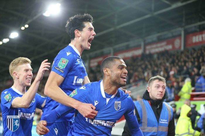 Bek timnas Indonesia, Elkan Baggott, merayakan gol rekan setimnya di Gillingham FC.