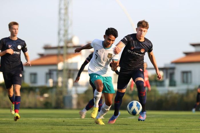 Pemain timnas U-20 Indonesia, Marselino Ferdinan, menempel ketat pemain Antalyaspor U-20