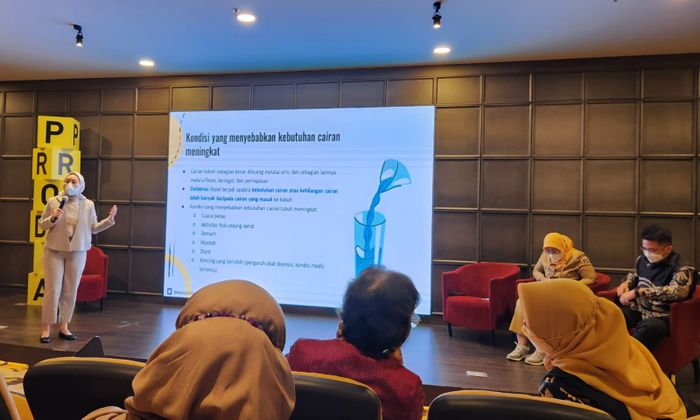 dr. Henny Adriany, Sp.A(K) memberikan pemaparan mengenai gangguan ginjal akut dalam Media Workshop Edukasi 