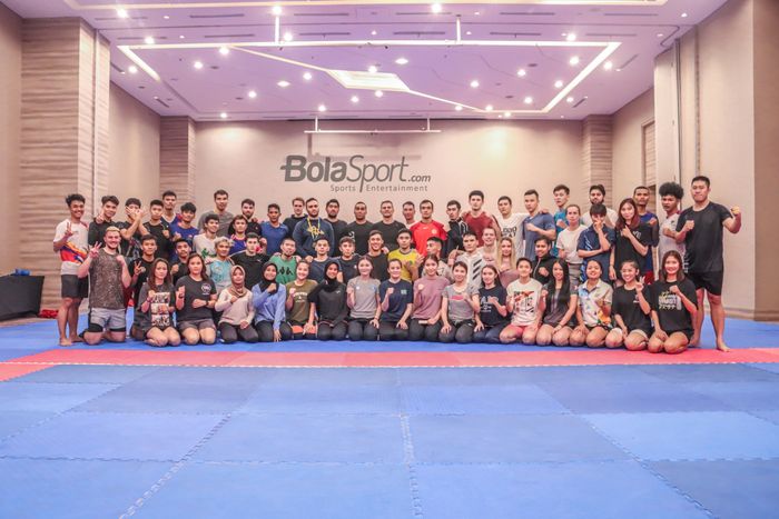 Sejumlah atlet dari berbagai negara berfoto seusai latihan bersama jelang WKF Karate Serie A di Hotel Ibis, Gunung Sahari, Jakarta, 9 November 2022.