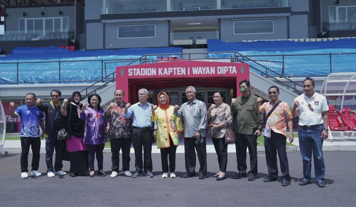 Komisi X dalam kunjungannya melihat sarana prasarana venue Piala Dunia U-20 2023 di Stadion Kapten I Wayan Dipta, Gianyar, Bali pada Jumat (11/11/2022)