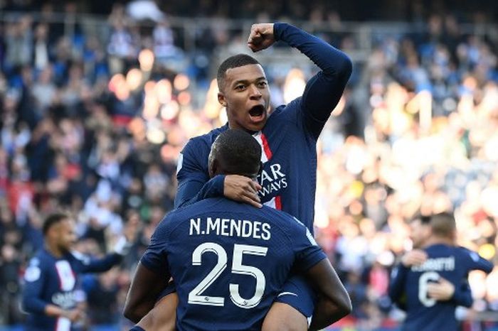Kylian Mbappe merayakan golnya dengan Nuno Mendes dalam duel Liga Prancis antara PSG vs Auxerre di Parc des Princes, Paris (13/11/2022).