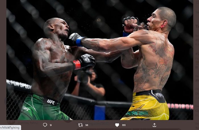 Israel Adesanya dikalahkan Alex Pereira dalam pertandingan gelar kelas menengah pada UFC 281 yang digelar di Madison Square Garden, New York, Amerika Serikat, 12 November 2022