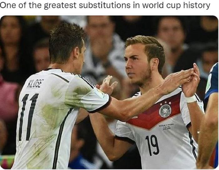Momen ikonik pergantian pemain antara Miroslav Klose dengan Mario Goetze pada partai final antara timnas Jerman versus timnas Argentina di Piala Dunia 2014.