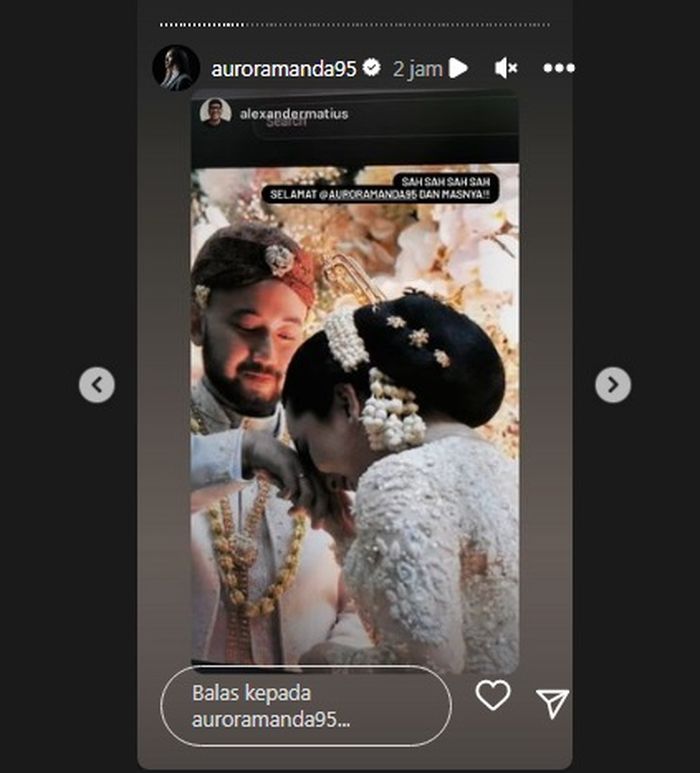 Rachel Amanda mencium tangan Narawastu Indrapradna setelah resmi menikah